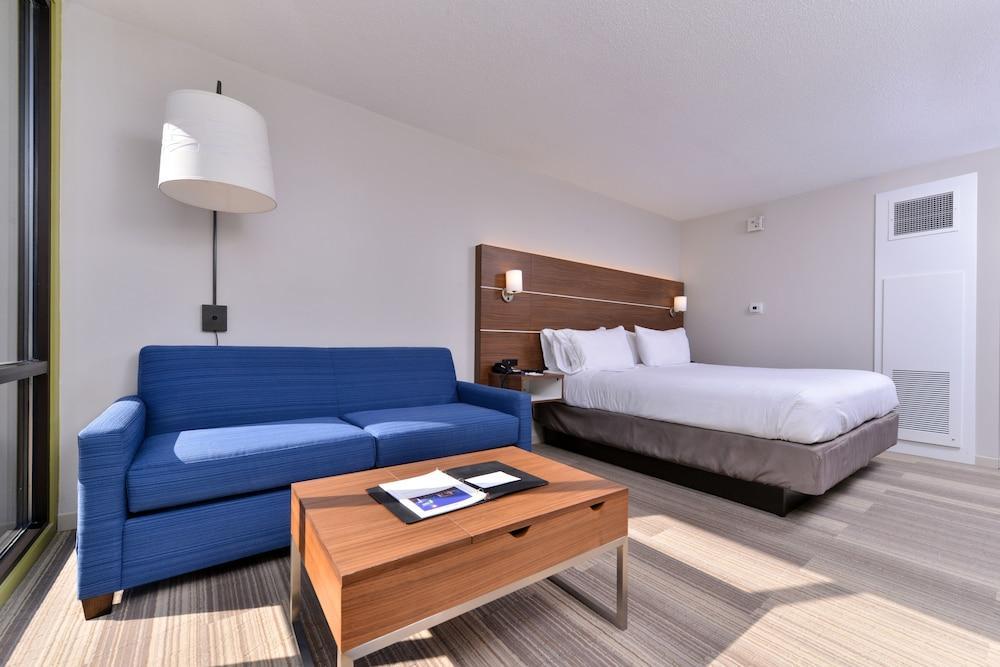 Holiday Inn Express & Suites Springfield By Ihg Exterior photo