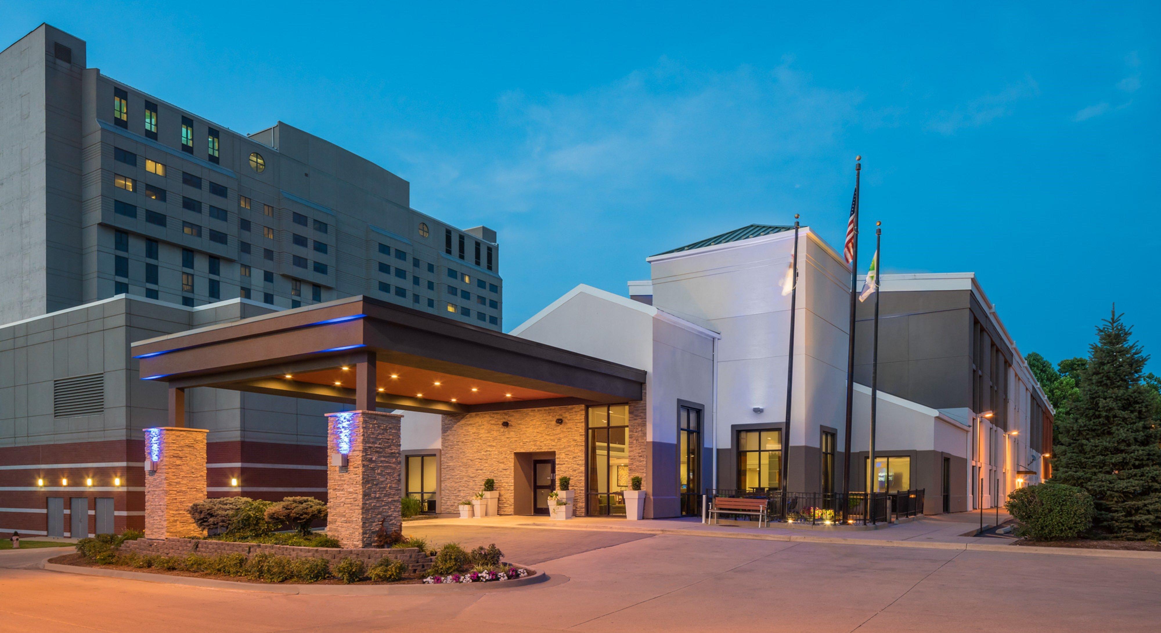 Holiday Inn Express & Suites Springfield By Ihg Exterior photo