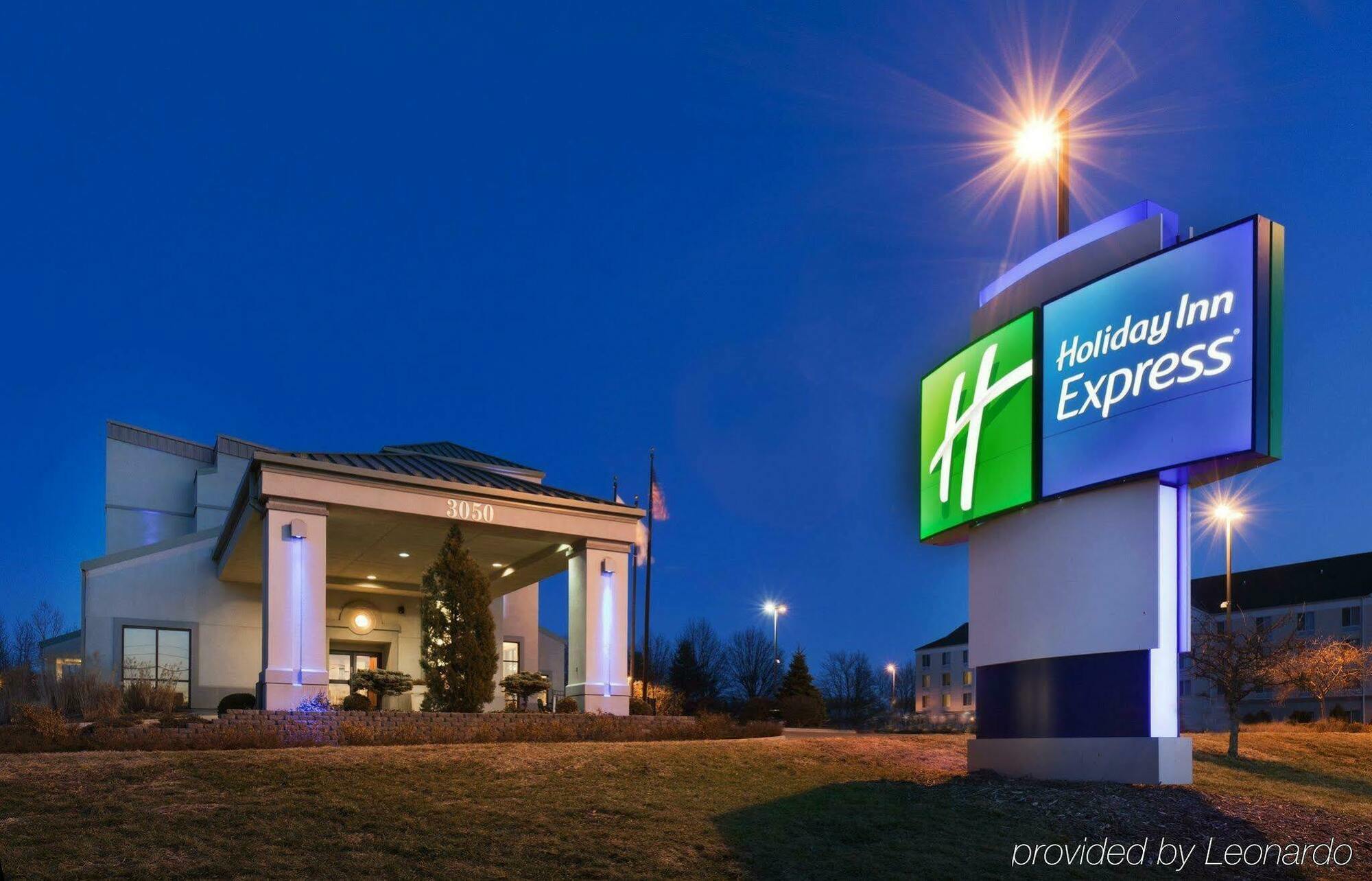 Holiday Inn Express & Suites Springfield By Ihg Exterior photo